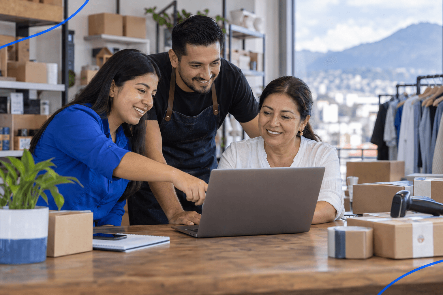 Equipo de un negocio trabajando con accesos organizados
